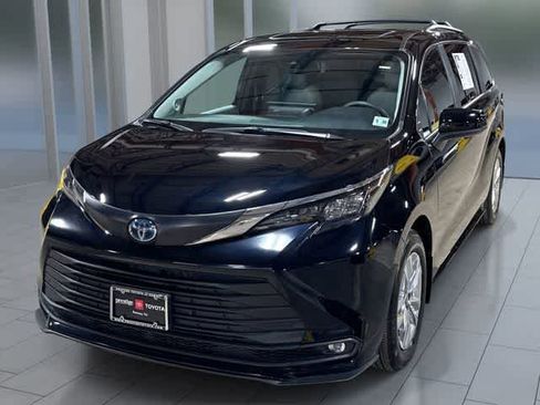 Used 2025 Toyota Sienna XLE w/ XLE Plus Package AWD/4WD image 1