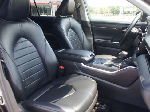 Used 2022 Toyota Highlander XLE image 23