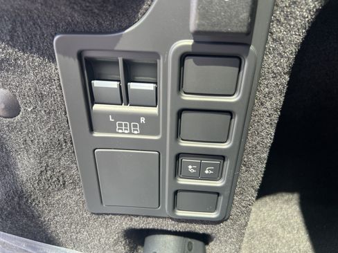 New 2025 Land Rover Discovery S image 35