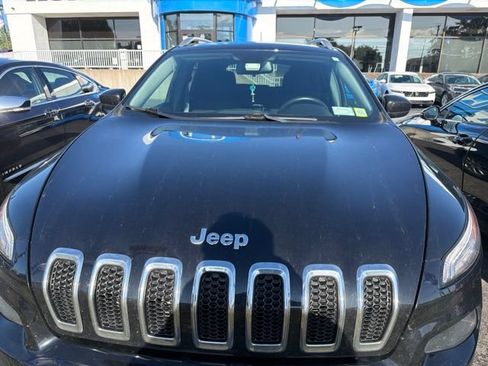 Used 2017 Jeep Cherokee Latitude w/ Cold Weather Group AWD/4WD image 2