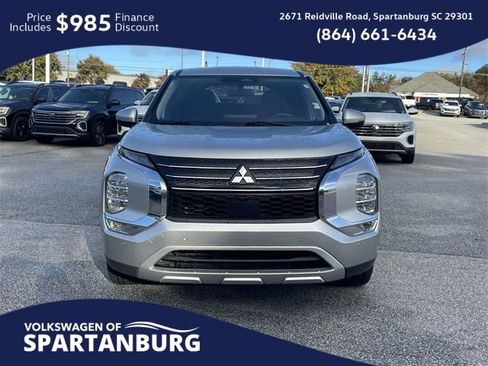 Used 2022 Mitsubishi Outlander SE image 2