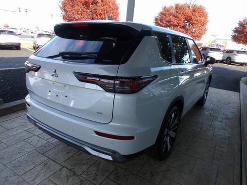 New 2025 Mitsubishi Outlander SE image 7