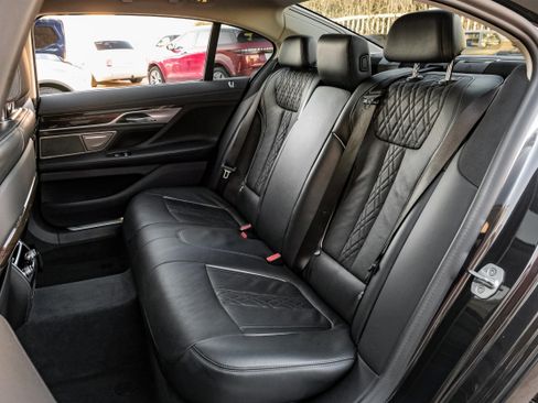 Used 2021 BMW 750i xDrive image 46