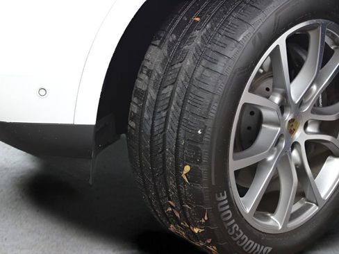 Used 2024 Porsche Cayenne AWD/4WD image 48