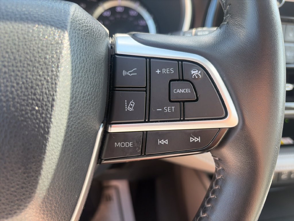 Used 2023 Toyota Highlander XLE AWD/4WD image 34
