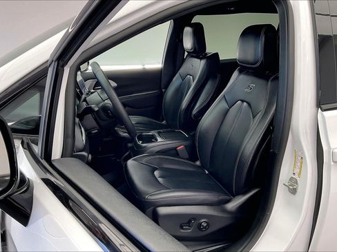 Used 2024 Chrysler Pacifica Limited FWD image 17