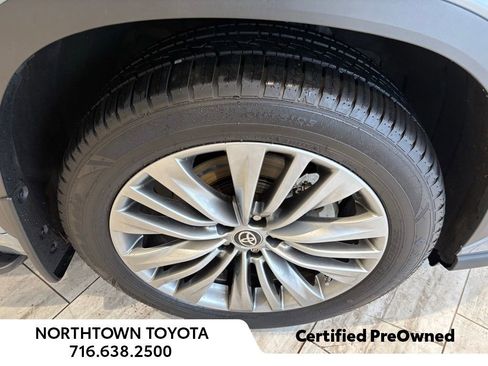 Used 2020 Toyota Highlander Platinum image 2