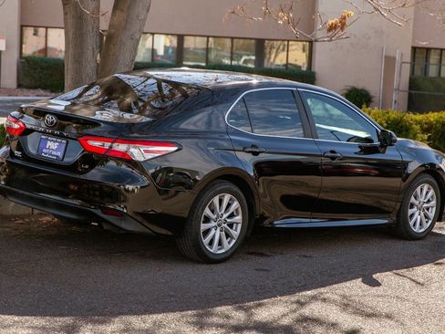 Used 2018 Toyota Camry LE image 5