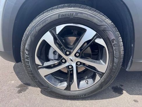 Used 2024 Chevrolet Trax RS w/ Sunroof Package FWD image 9