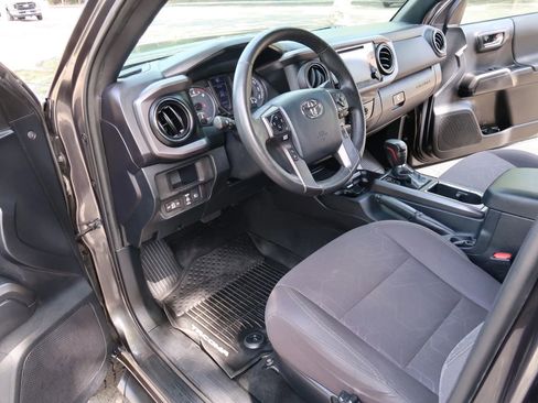 Used 2018 Toyota Tacoma TRD Off-Road w/ Technology Package image 20