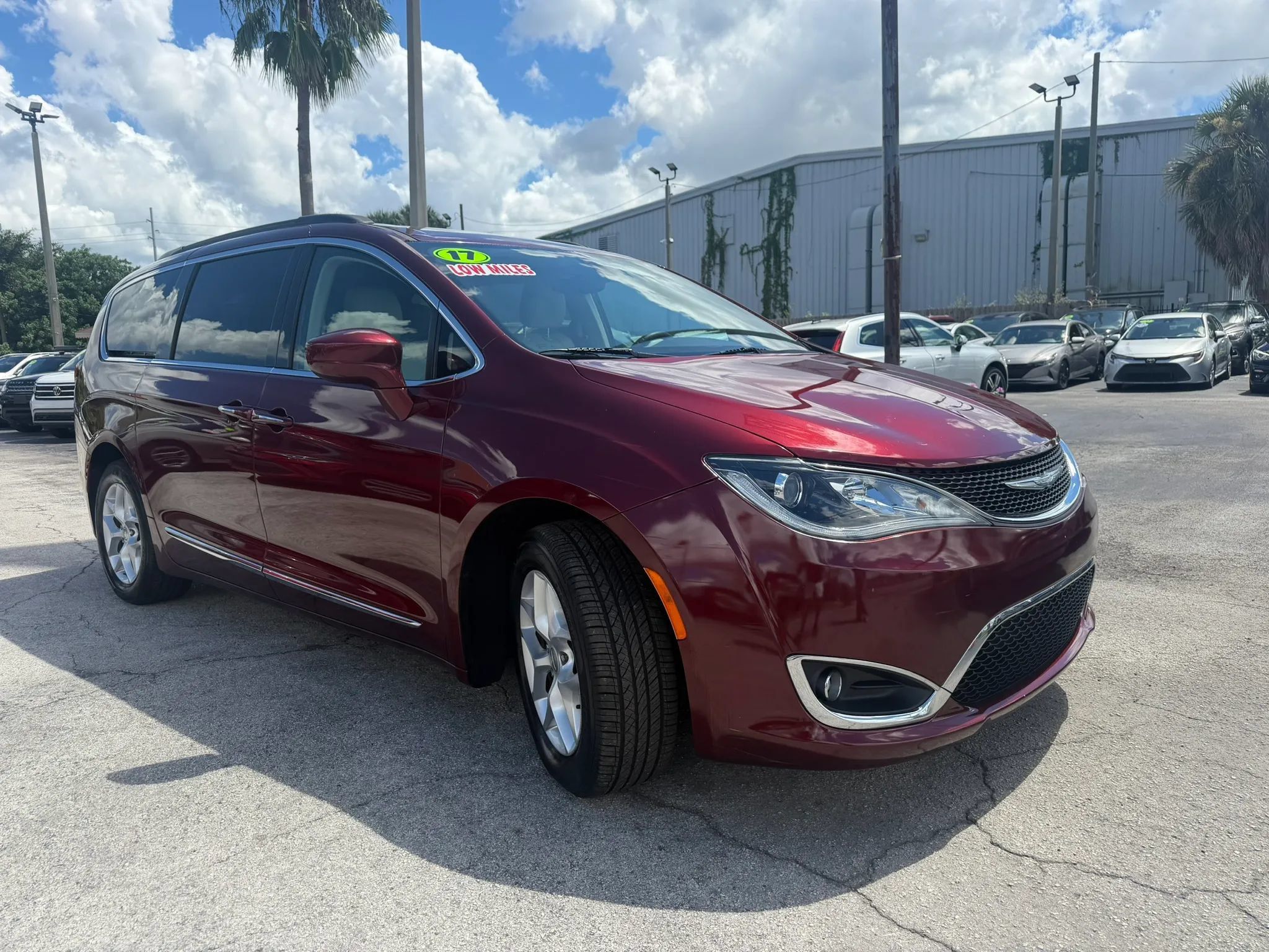 Used 2017 Chrysler Pacifica Touring-L w/ Tire & Wheel Group FWD image 3