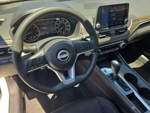 Used 2025 Nissan Altima 2.5 SV FWD image 15