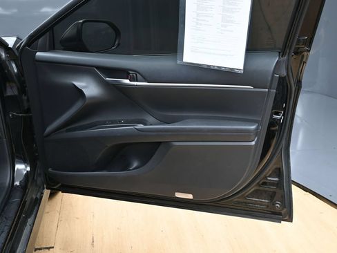 Used 2018 Toyota Camry LE FWD image 31