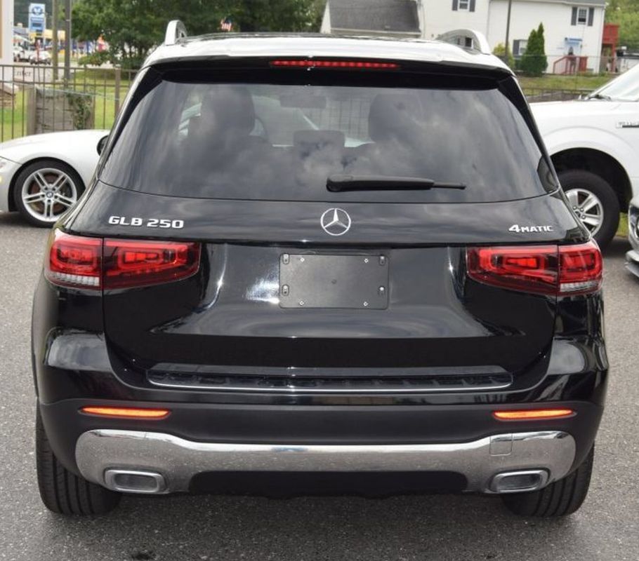 Used 2021 Mercedes-Benz GLB 250 4MATIC w/ Premium Package image 7