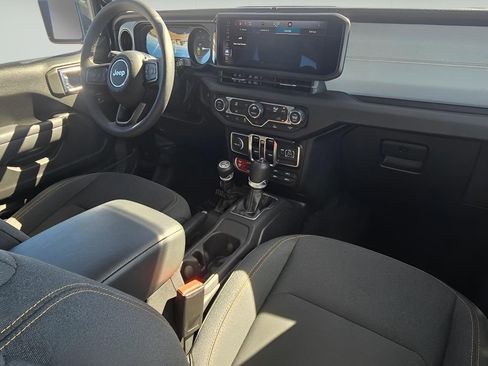 Used 2025 Jeep Wrangler Willys AWD/4WD image 19