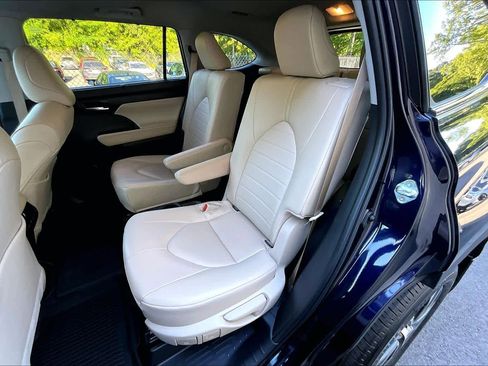 Certified 2025 Toyota Highlander XLE FWD image 21