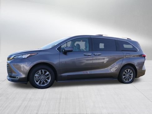 Used 2021 Toyota Sienna XLE FWD image 6