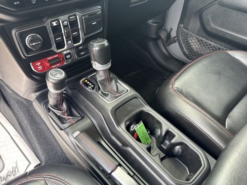 Used 2020 Jeep Wrangler Unlimited Rubicon w/ Dual Top Group AWD/4WD image 17