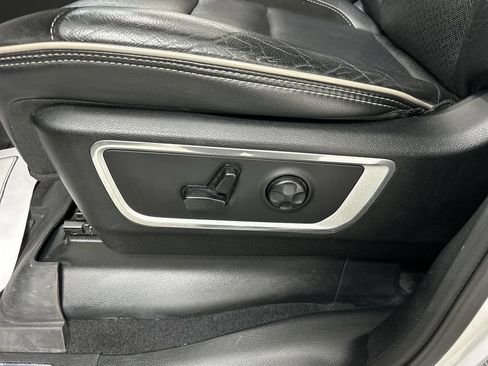Used 2019 RAM 1500 Laramie AWD/4WD image 10
