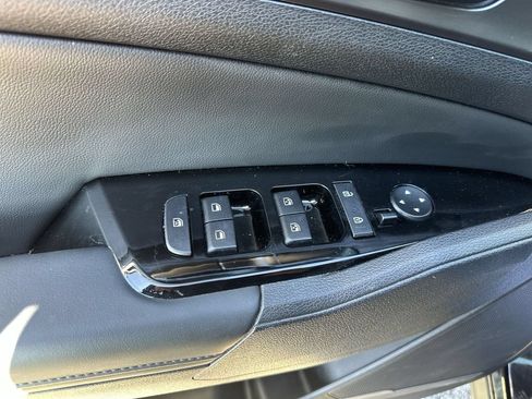 Used 2025 Kia Sportage EX FWD image 15