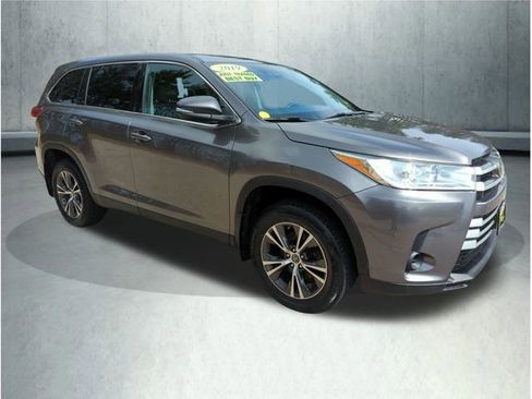 Used 2019 Toyota Highlander LE AWD/4WD image 7