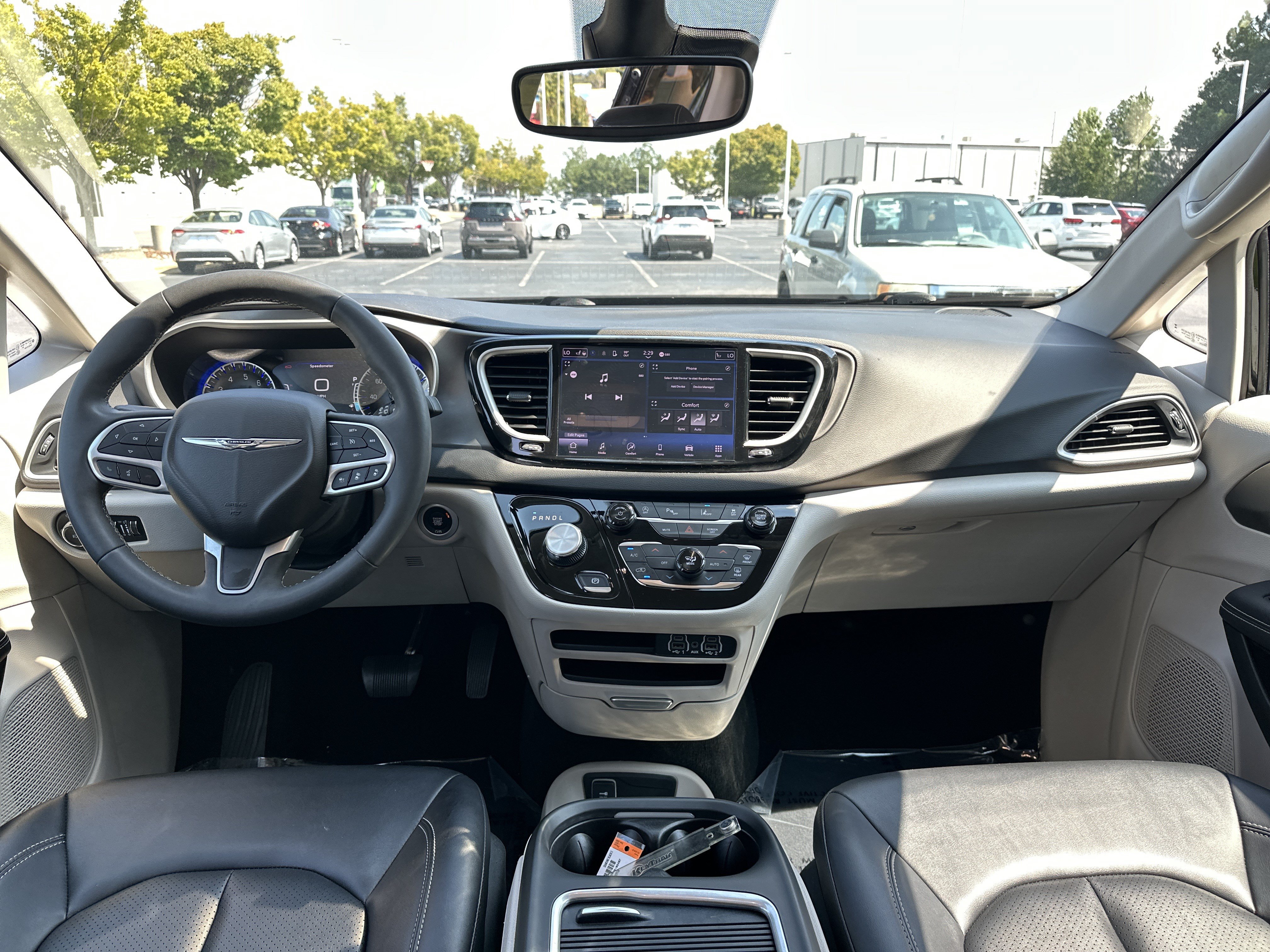 Used 2024 Chrysler Pacifica Touring-L FWD image 29
