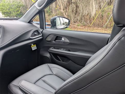 New 2026 Chrysler Pacifica Select image 18