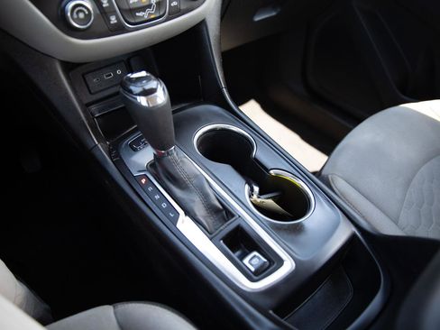 Used 2019 Chevrolet Equinox LS AWD/4WD image 16