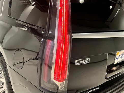 Used 2018 Cadillac Escalade Luxury image 23