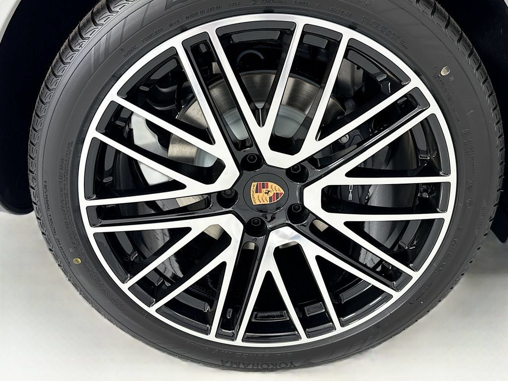 Used 2026 Porsche Cayenne AWD/4WD image 33