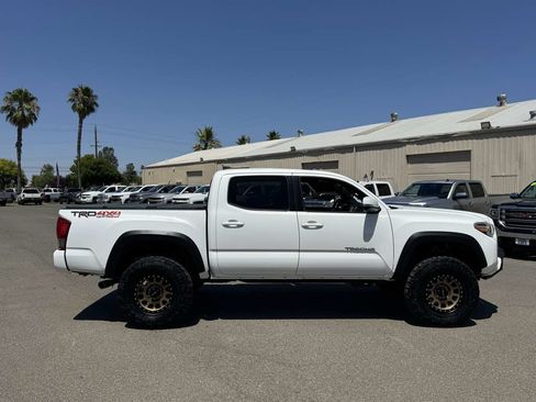 Used 2016 Toyota Tacoma TRD Off-Road AWD/4WD image 11