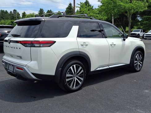Used 2024 Nissan Pathfinder Platinum AWD/4WD image 4