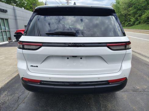 Certified 2024 Jeep Grand Cherokee Altitude AWD/4WD image 8