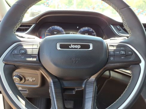Used 2023 Jeep Grand Cherokee Limited w/ Black Appearance Package AWD/4WD image 15