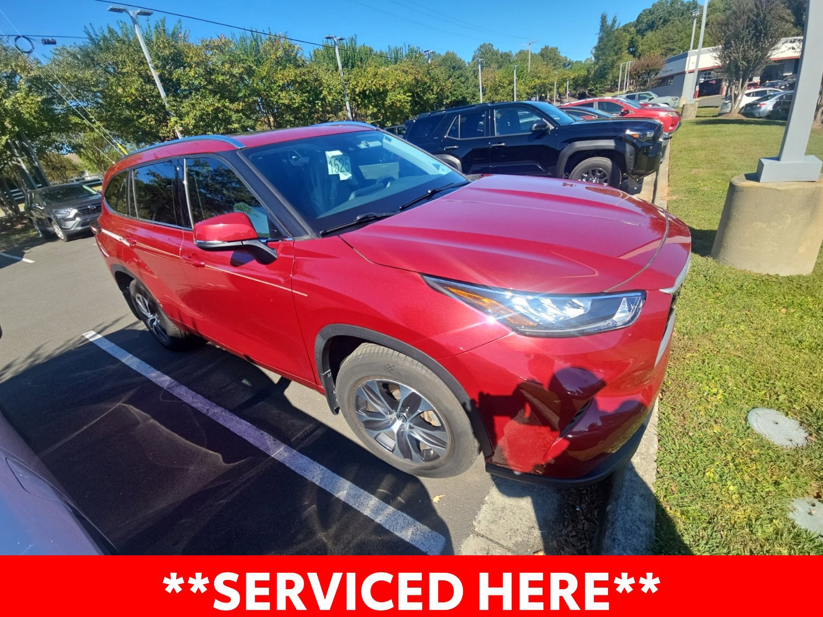 Used 2020 Toyota Highlander XLE AWD/4WD image 5