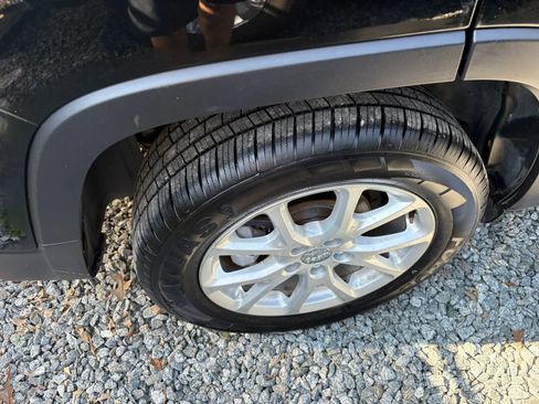 Used 2017 Jeep Cherokee Sport image 7