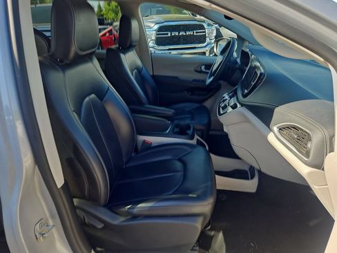 Certified 2023 Chrysler Pacifica Touring-L FWD image 16