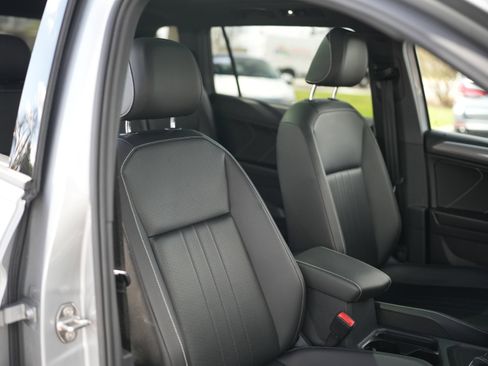 Certified 2022 Volkswagen Tiguan SE R-Line image 23