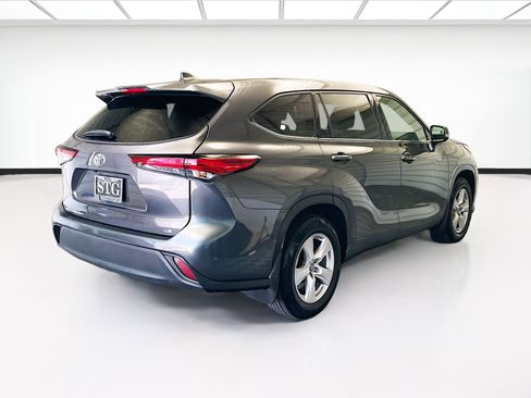 Used 2022 Toyota Highlander LE FWD image 4