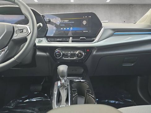 Used 2025 Chevrolet Trax LT w/ Driver Confidence Package image 3