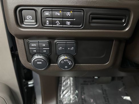 Used 2023 Chevrolet Suburban Z71 w/ Luxury Package image 34