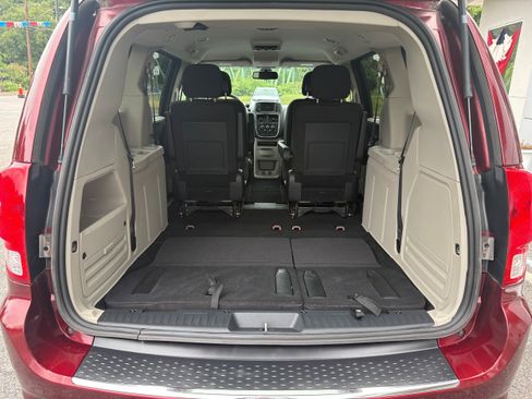 Used 2019 Dodge Grand Caravan SE FWD image 12