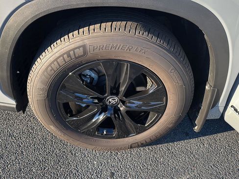 Certified 2024 Toyota Highlander XLE image 33