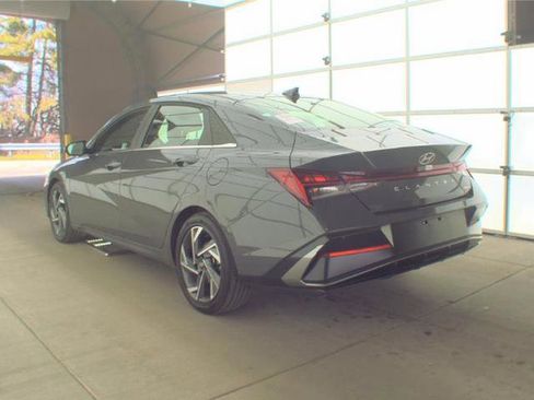 Used 2025 Hyundai Elantra Limited FWD image 4