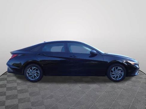 Used 2024 Hyundai Elantra SEL FWD image 4
