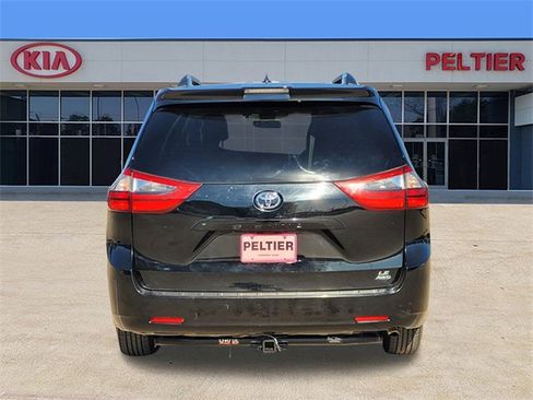 Used 2020 Toyota Sienna LE w/ LE Preferred Package image 5