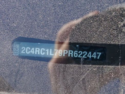 Certified 2023 Chrysler Pacifica Touring-L image 23