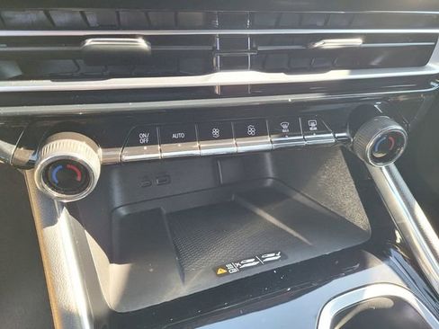 Used 2024 Chevrolet Traverse LT FWD image 21