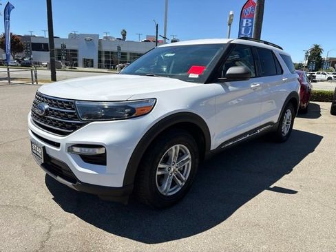 Used 2023 Ford Explorer XLT w/ Equipment Group 202A RWD image 3