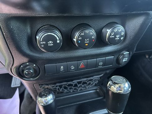 Used 2012 Jeep Wrangler Unlimited Sahara AWD/4WD image 33
